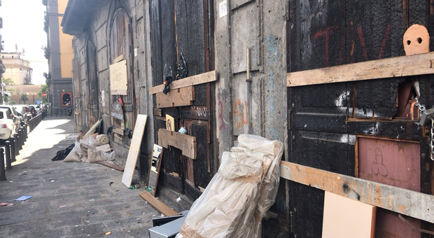 Piazza Mercato, ingombranti e amianto abbandonati a due passi dell'associazione giovanile