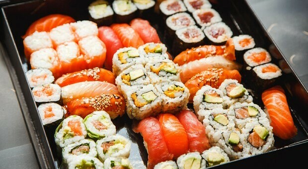 Mangia il sushi e finisce in rianimazione, 21enne con insufficienze multiorgano