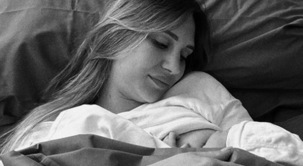 Beatrice Valli ha partorito la quarta figlia: «Benvenuta Matilda Luce Fantini». Il dolce annuncio su Instagram