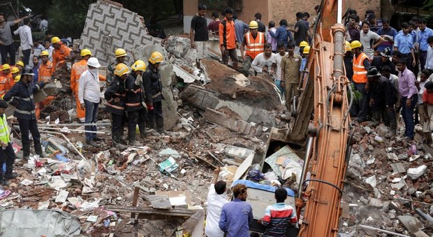 India, crolla palazzo a Mumbai: almeno 12 morti, si scava tra le macerie