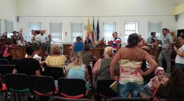 Barricate contro i rom nella caserma Boscariello, rissa durante il consiglio della VII Municipalità