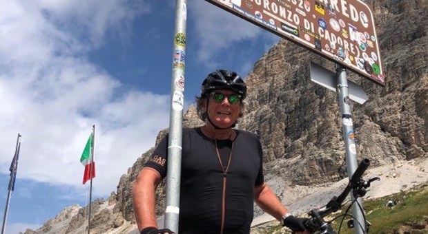 Adriano Panatta s'arrampica fino alle Tre Cime in bici a 69 anni: ma con l'aiutino...