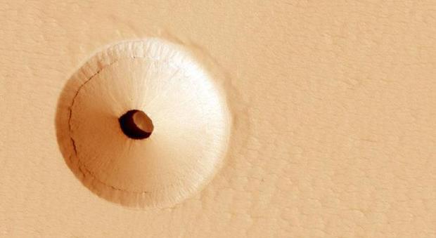 Marte, misterioso buco su Marte, forse la bocca di una caverna