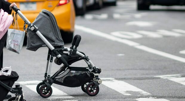 Auto travolge donna con un bimbo in passeggino, sbalzati a due metri: sono gravi