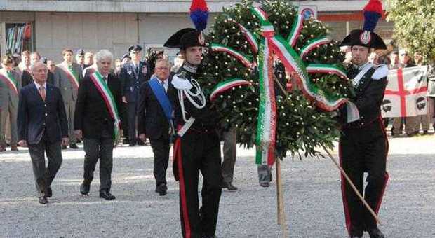 PORDENONE - Il prefetto e il sindaco di Pordenone seguono una corona d'alloro