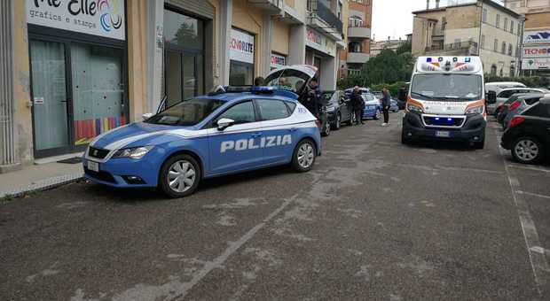 La polizia nel condomino di via Cassia Sud