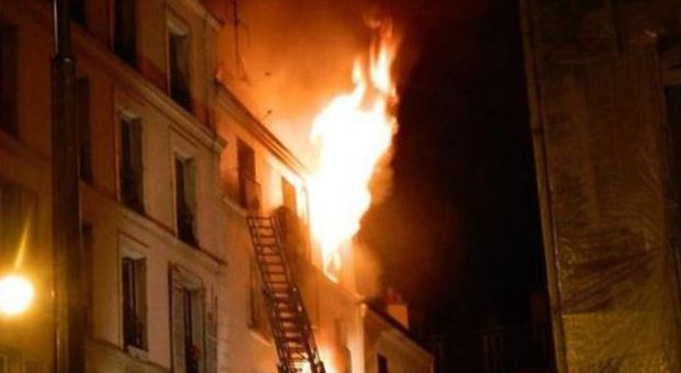 Parigi, palazzo in fiamme: 8 morti, 2 si sono lanciati. Fermato un sospetto