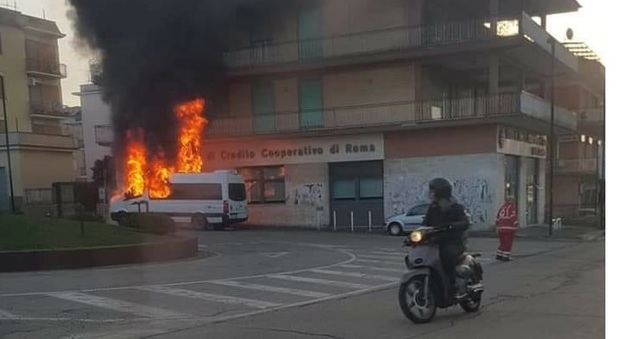 Civita Castellana, in fiamme un pulmino del trasporto pubblico