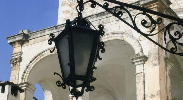 I lampioni del centro storico "non utilizzabili" nel nuovo impianto di illuminazione. Ma il Comune assicura: "Non li sostituiremo"