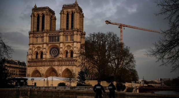 Il coronavirus ferma anche la rinascita: chiusi i cantieri di Notre Dame di Parigi e della Basilica di Norcia
