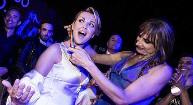 Pascale show al Gay Village, irride la Santanchè: «Santadechè?». E Luxuria sente Berlusconi