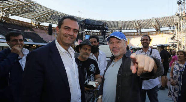 De Magistris incontra Vasco Rossi al San Paolo | Foto e video