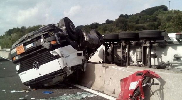 Roma, incidente sull'A1: si ribalta tir che trasportava propano. Riaperta solo stamani l'autostrada
