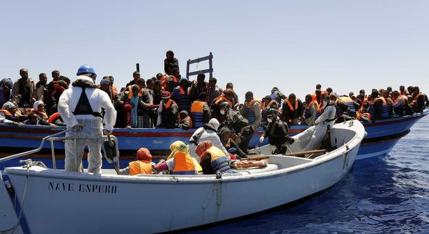 Migranti, nessuna invasione: "In Italia 3 rifugiati ogni mille abitanti". Gentiloni: flussi impossibili da eliminare