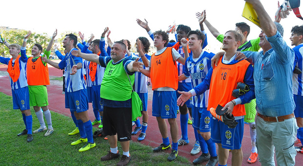 I giocatori del Porto Sant'Elpidio dopo uno spareggio per la promozione in Serie D