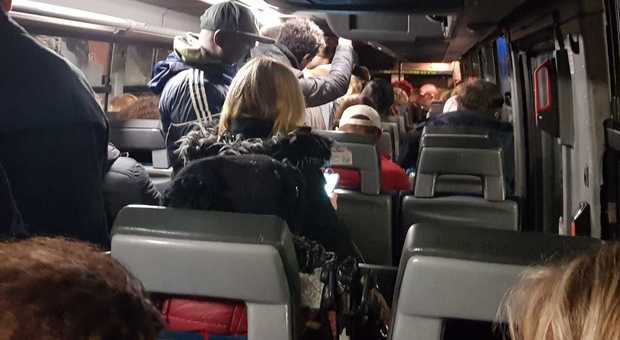 Cotral, negli autobus piove dentro: sedili fradici, passeggeri in piedi