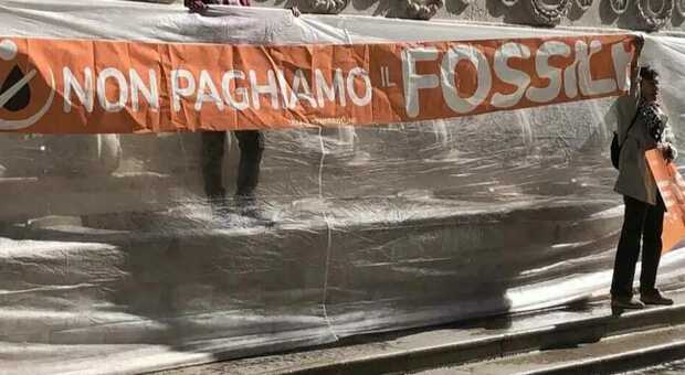 Ancona, blitz degli attivisti (identificati) di Ultima Generazione alle 13 Cannelle: «Non paghiamo il fossile»