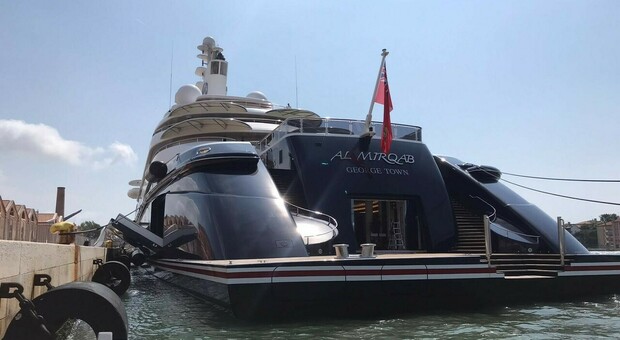 Fino a 6.400 euro al giorno per l'ormeggio del mega yacht, l'allarme: «Se si spennano i ricchi vanno in Croazia. Rimodulare i prezzi»