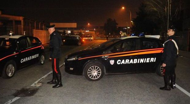 Ex pugile, picchia il convivente della madre per avere i soldi: arrestato dai carabinieri
