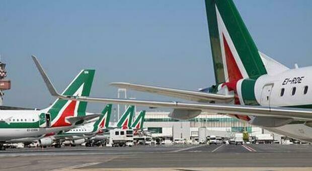 Alitalia, stipendi pagati in due rate il 3 e il 4 maggio. Vestager avverte: evitare scelte irreversibili