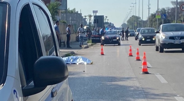Ragazza uccisa sulla Domiziana L'ha travolta un'auto in velocità