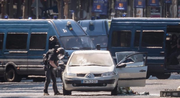 Parigi, paura sugli Champs Elysées: uomo si lancia con l'auto contro furgone della polizia: è terrorismo