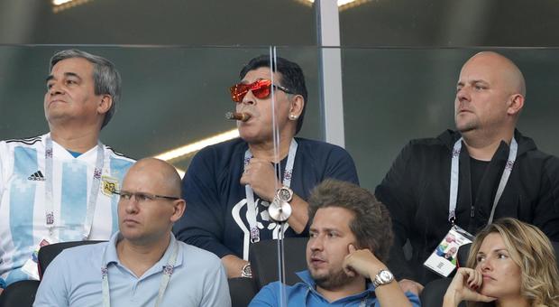 Russia2018, Maradona fuma in tribuna e poi chiede scusa