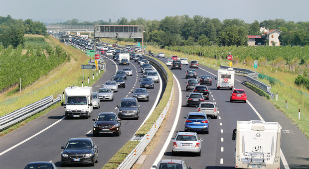 Traffico infernale in autostrada: non si sa più quando partire, code eterne