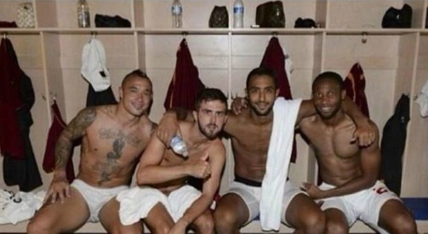 Roma, i giallorossi seminudi su Twitter Foto da spogliatoio dopo il Real Madrid
