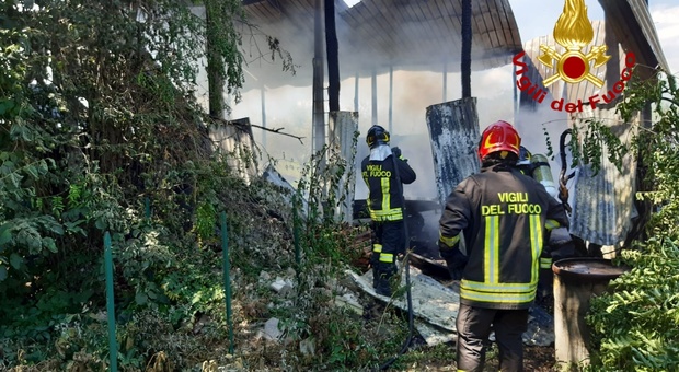 Incendio distrugge deposito con attrezzi e mezzi agricoli