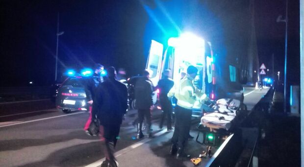 Treviso, incidente nella notte, auto nel fosso: morto un ragazzo, quattro feriti due gravi