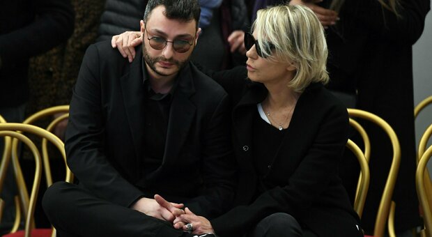 Maurizio Costanzo, Maria De Filippi: gli occhiali scuri e quella carezza del figlio Gabriele alla camera ardente