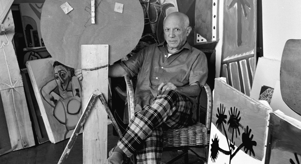 Edward Quinn (1920-1997) Pablo Picasso accanto all’assemblage L’enfant (1956) nell’atelier della sua villa La Californie, Cannes, 1956 Stampa senza data Gelatina ai sali d’argento, 24×18,2 cm Dono Eredi Picasso, 1992, inv. APPH1674