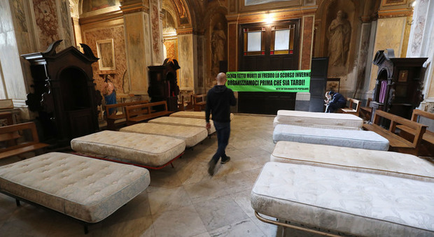 Potere al Popolo apre la chiesa di Montesanto ai senzatetto