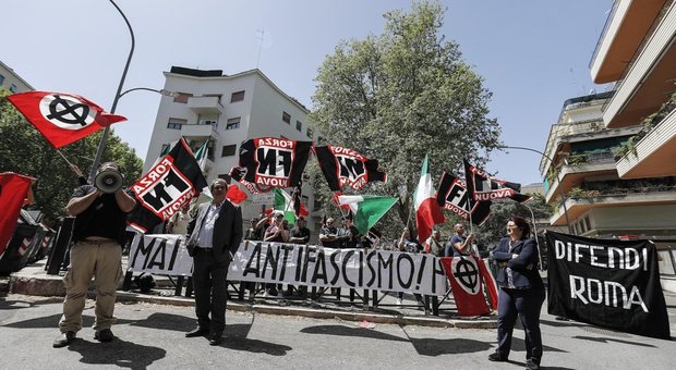 Manifestanti di Forza Nuova in protesta contro l'arresto dei militanti Castellino e Nardulli