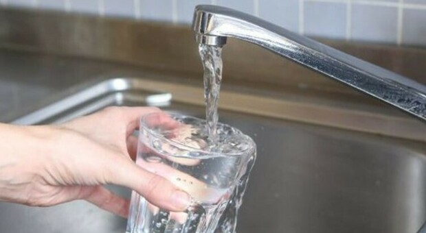 Batterio nell acqua dei rubinetti con 200 casi di gastroenterite: indagine del Nas