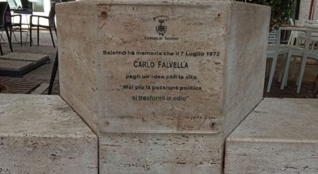 Il monumento dedicato a Flvella in via Velia