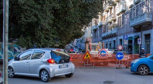 Roma, scooter finisce nel cratere: via Chiana chiude al traffico