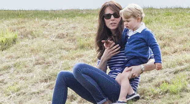 Kate e George, una domenica "casual" sul prato: il piccolo principe si rotola, la mamma pure