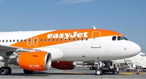 Passeggero urina in aereo sugli altri viaggiatori: emergenza su un volo EasyJet