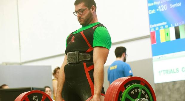 Matteo, il gommista forzuto che solleva 320 chili, è campione italiano