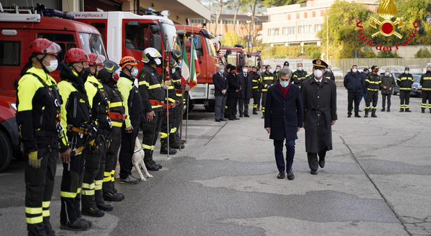 Terni, Babbo Natale pompiere all'ospedale: I regali dei vigili del fuoco ai bambini ricoverati in pediatria