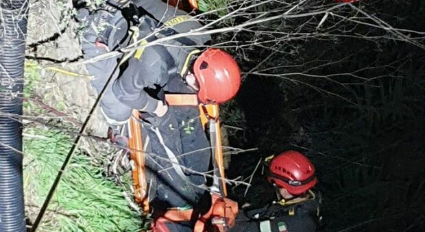 Ragazza precipita da 10 metri e resta in bilico su uno sperone di roccia: salvata dai vigili del fuoco