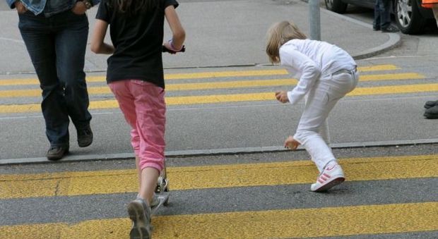 Torino, donna incinta investita sulle strisce insieme alla figlia sul passeggino: è grave