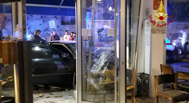 Auto sfonda la vetrata della birreria: panico tra i clienti, feriti due giovani
