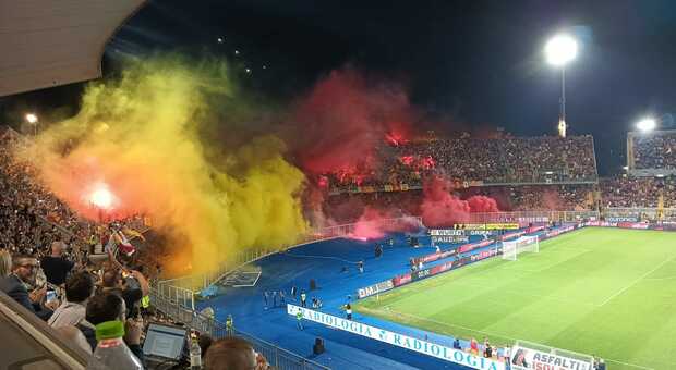Fumogeni e stadio interamente giallorosso: l'ingresso in campo di Lecce-Bologna. Video e foto