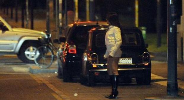 Napoli, va a prostitute e trova la moglie: lite in strada fermata dai carabinieri