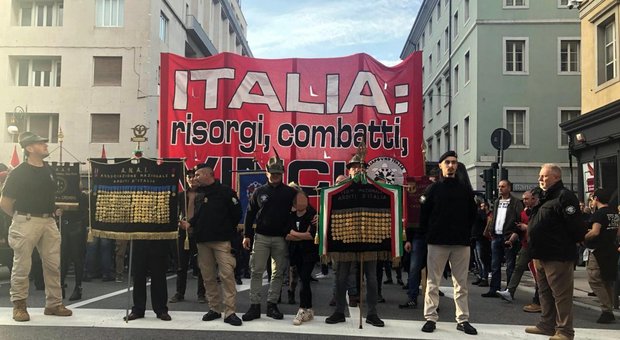 Trieste blindata, in piazza Casapound e rete antifascista: sui balconi guerra di striscioni
