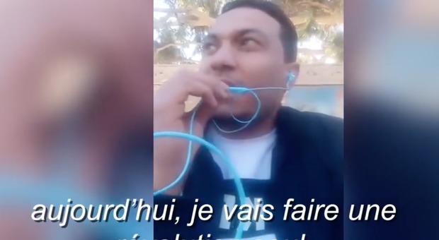 Tunisia, reporter posta video su Facebook prima di darsi fuoco in piazza