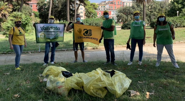 World Cleanup Day, i volontari di Vallelata e Legambiente ripuliscono la villa comunale di Napoli